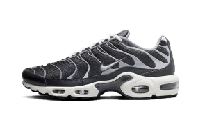Action Driven Support Composite Layer Midsole Air Max Plus SE Greyscale Cool Grey