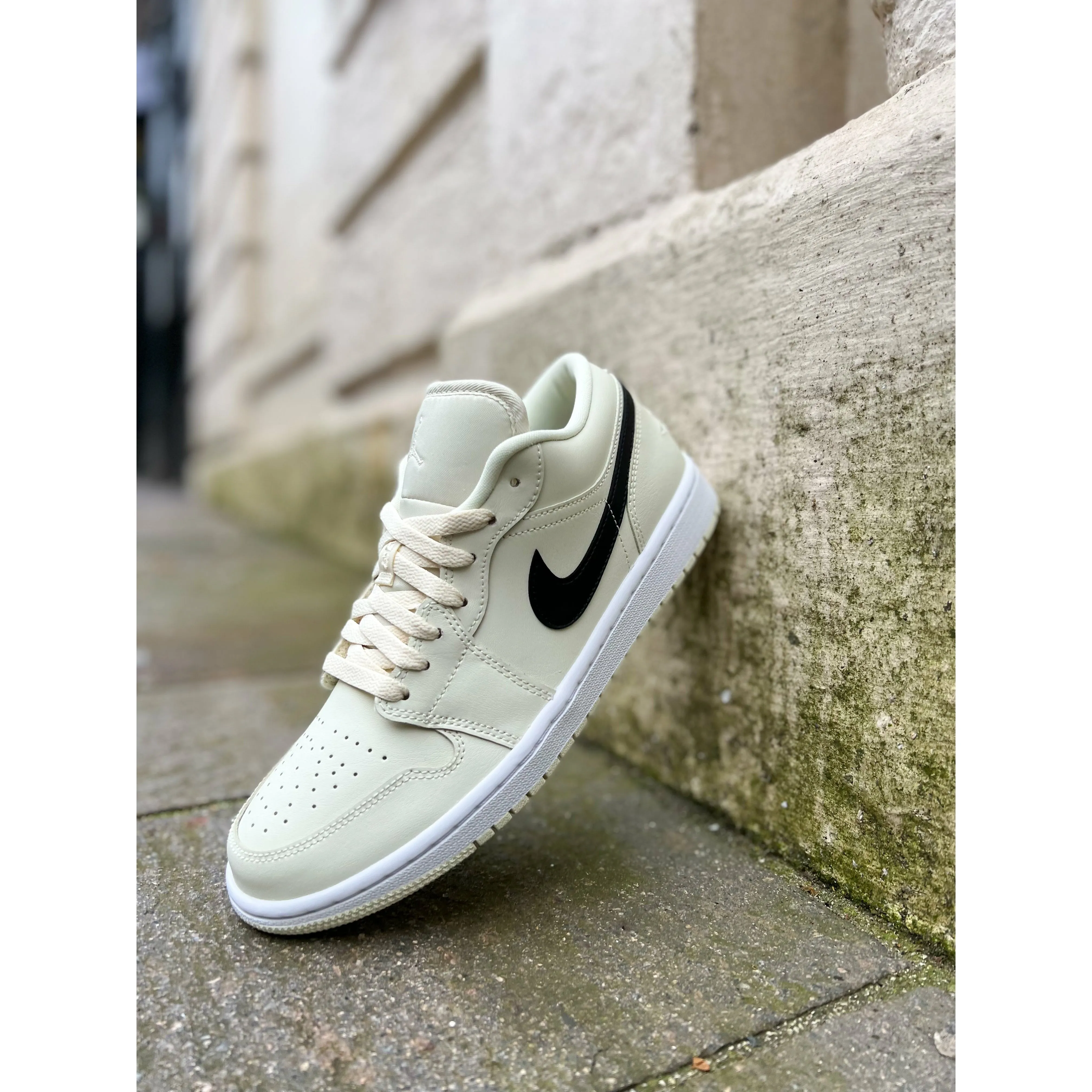adapt to different weather conditions Jordan 1 Low Coconut Milk (W)