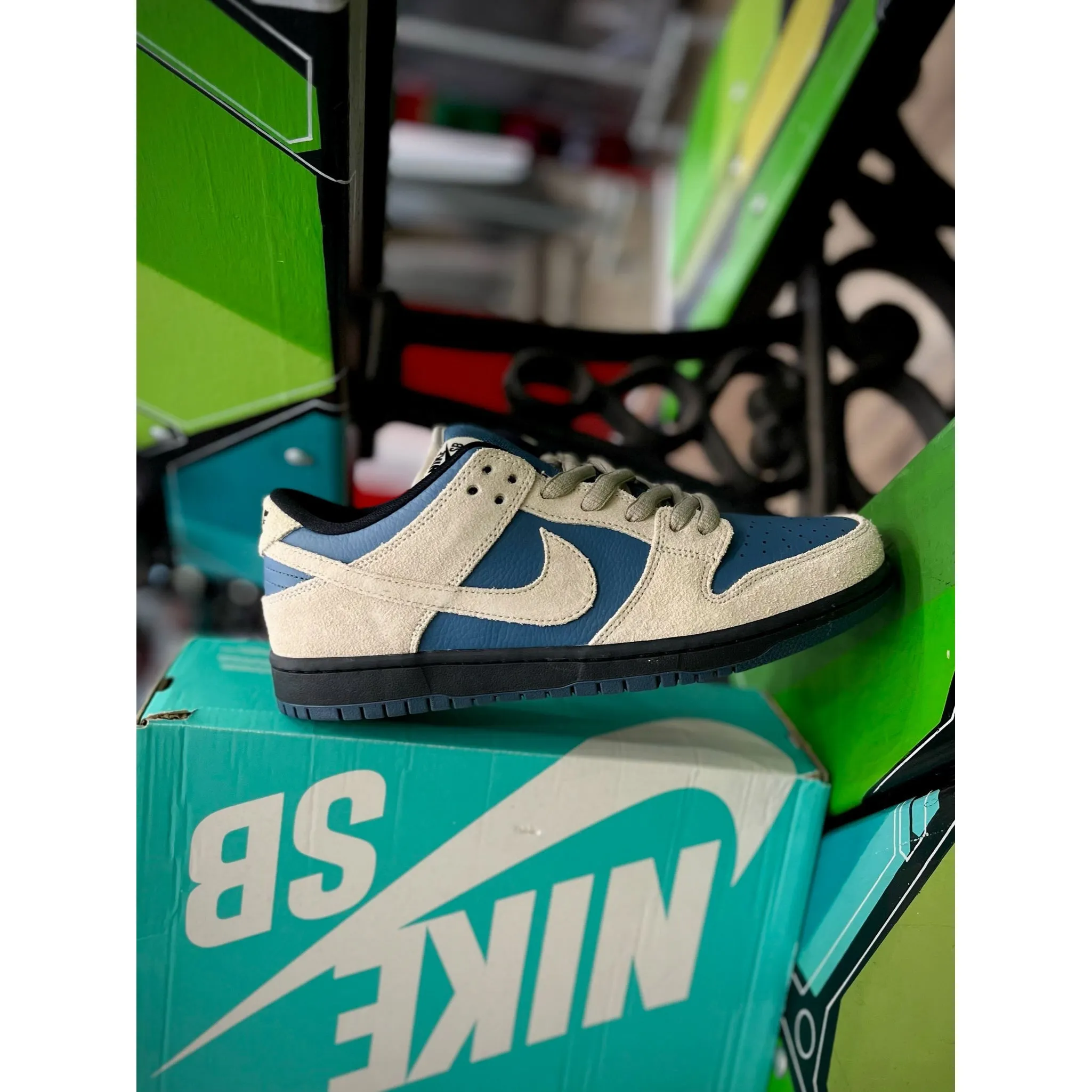 Nike SB Dunk Low Light Cream Thunderstorm Breathable Quarter Panels