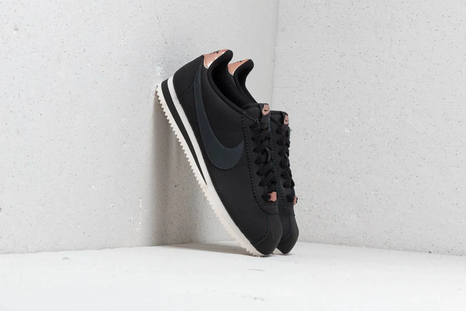 Adaptive Fit Design Nike CLASSIC CORTEZ LEATHER WMNS