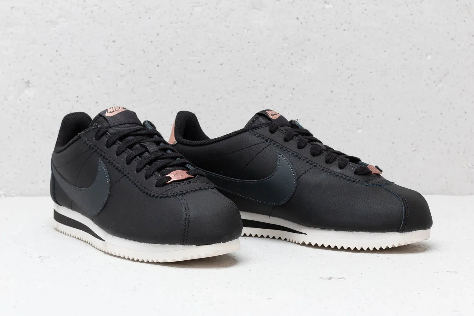 Freedom Steps Nike CLASSIC CORTEZ LEATHER WMNS