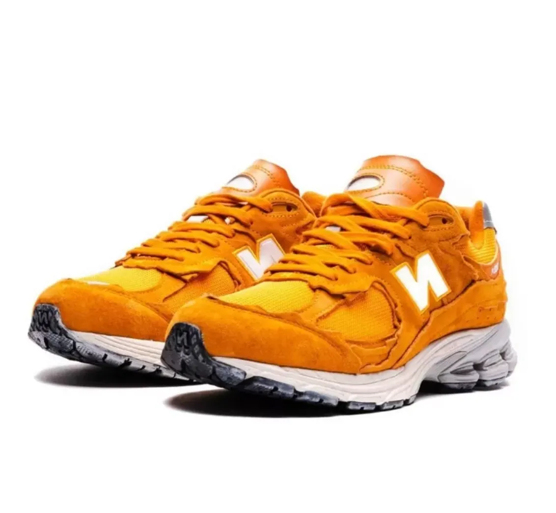 Street Pic Train Step New Balance 2002R Protection Pack Vintage Orange