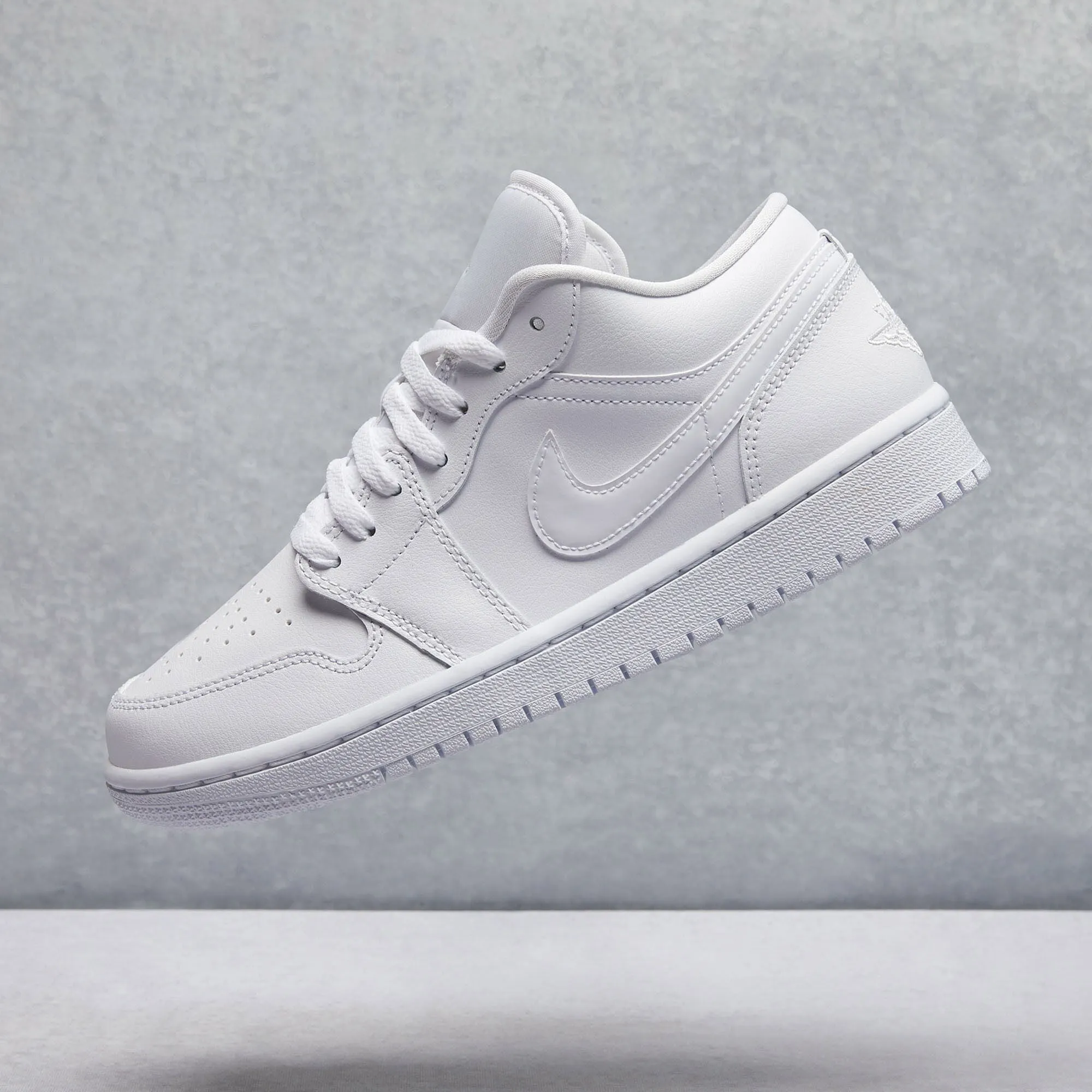 Flexible sole construction Comfortable Sockliner Nike Air Jordan 1 Low Shoe