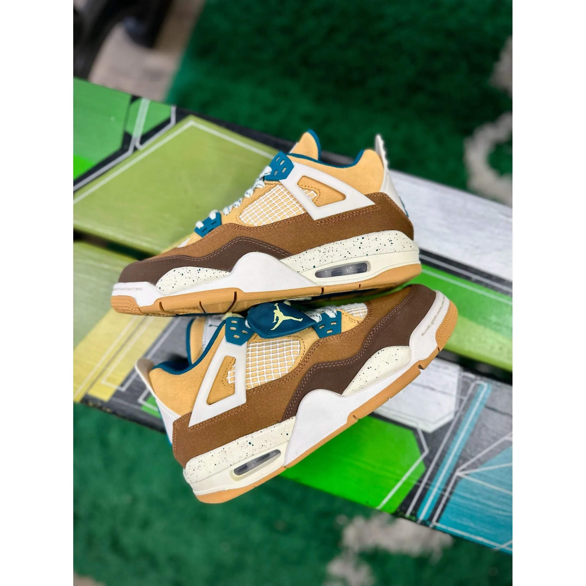 travel - shoes Jordan 4 Retro Cacao Wow (GS)