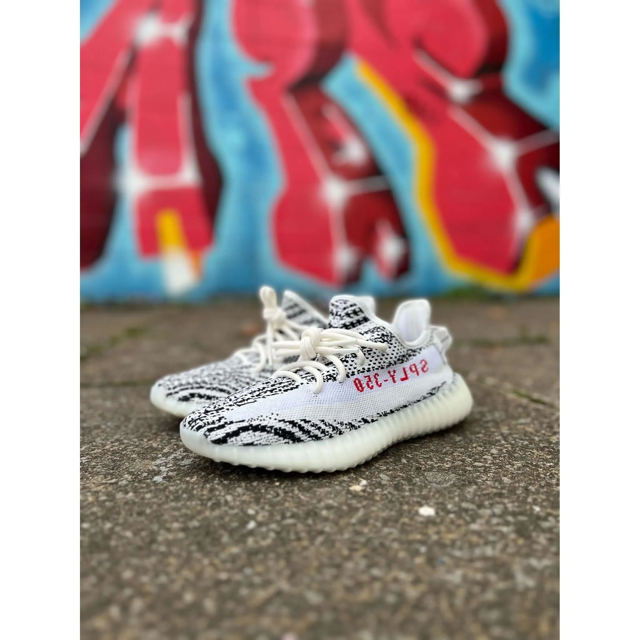 shape fit Adidas Yeezy Boost 350 V2 Zebra