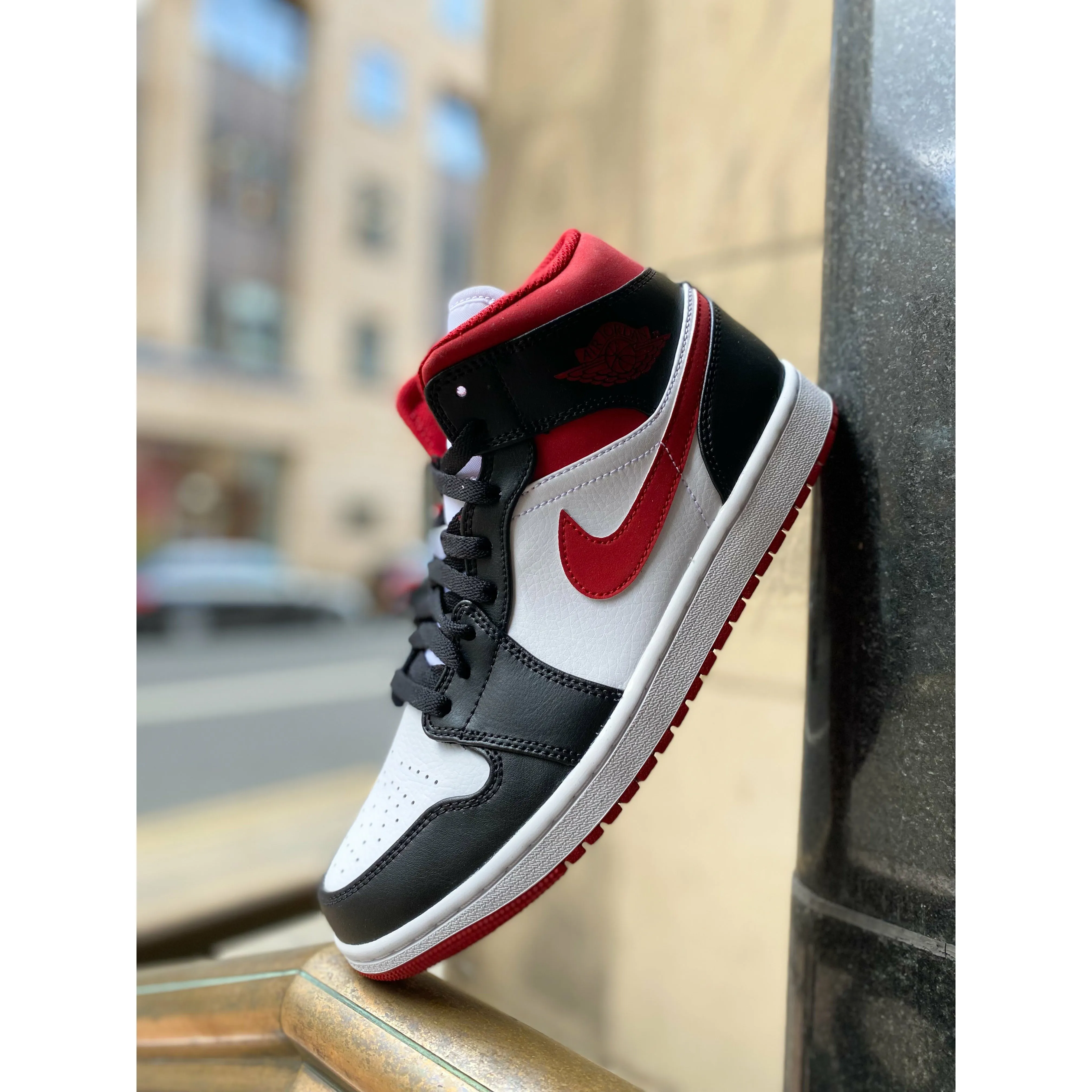 evening runner shoes Jordan 1 Mid Gym Red Black White