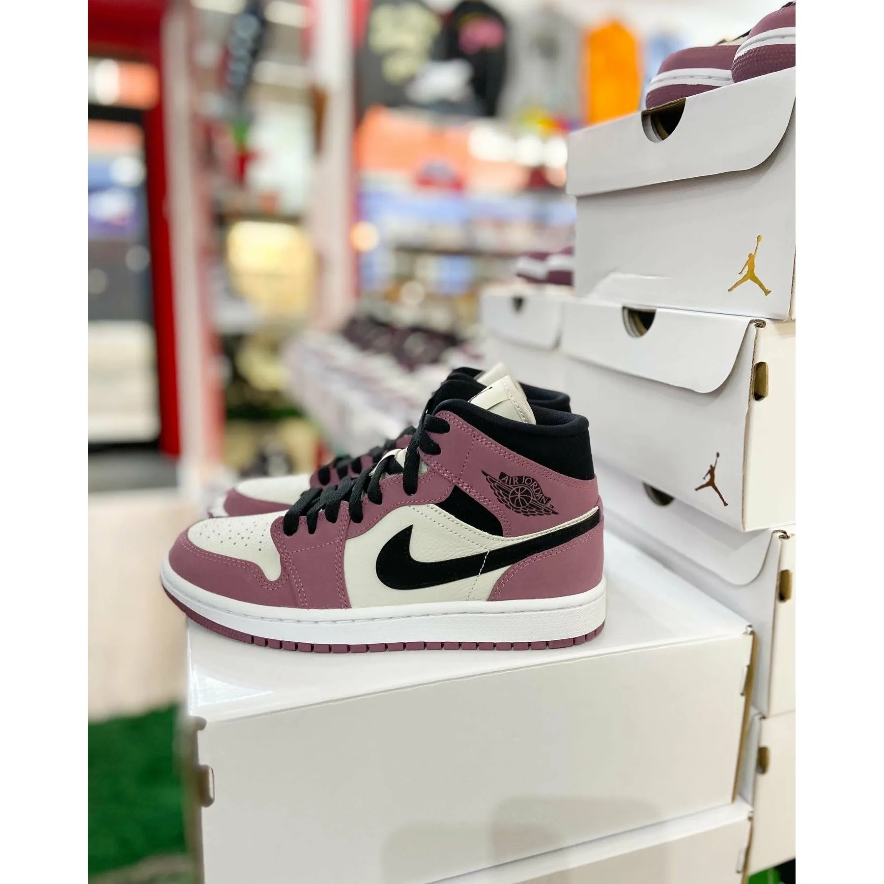 Jordan 1 Mid SE Light Mulberry (W) reflective - details shoes