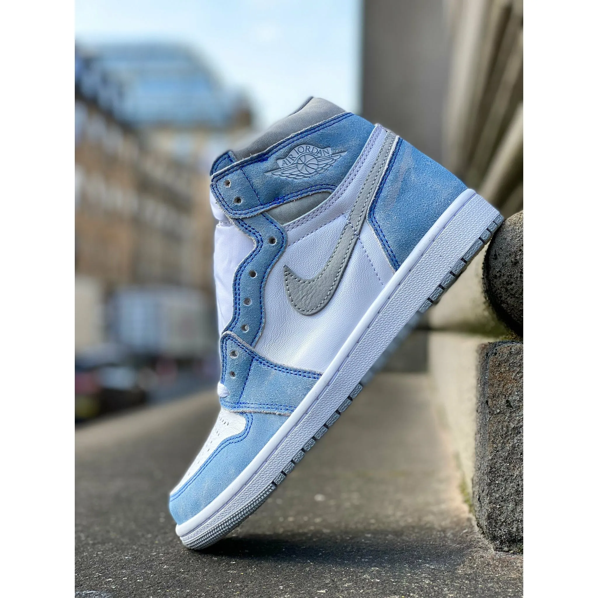 Stable base Jordan 1 Retro High OG Hyper Royal