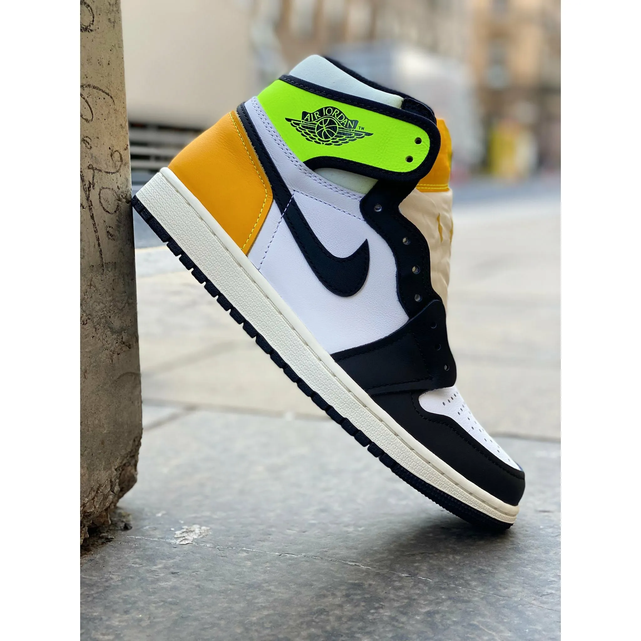 Flexible Midsole Jordan 1 Retro High White Black Volt University Gold
