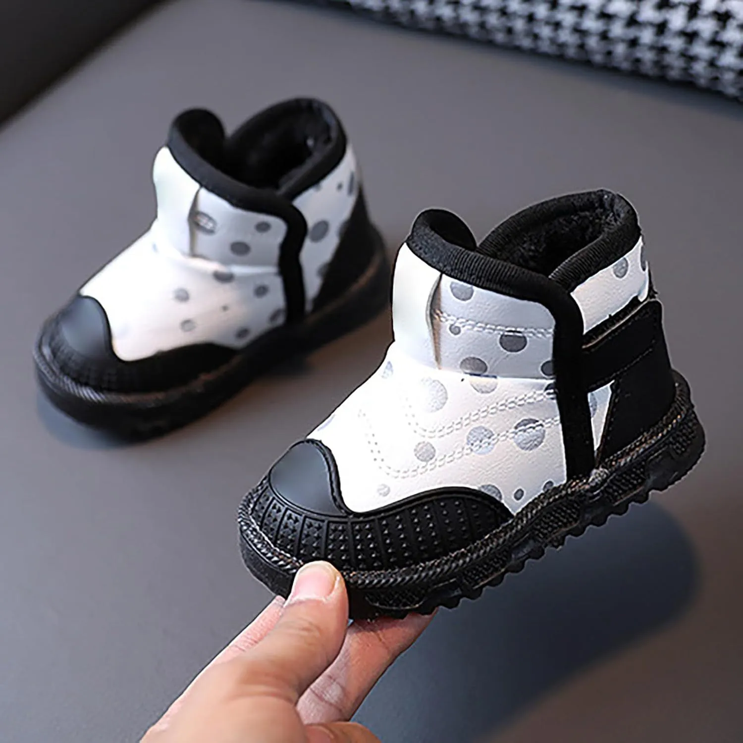 Kids LED Light Up Shoes Baby Girls Boys Breathable Flashing Slip-On Sneakers Shiny Luminous Trainers for Toddler Gifts