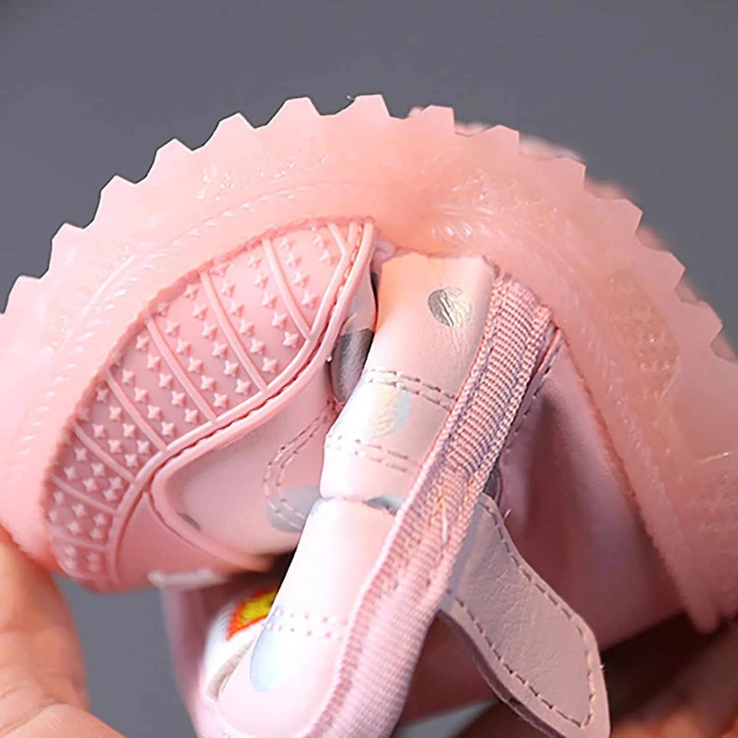 Kids LED Light Up Shoes Baby Girls Boys Breathable Flashing Slip-On Sneakers Shiny Luminous Trainers for Toddler Gifts