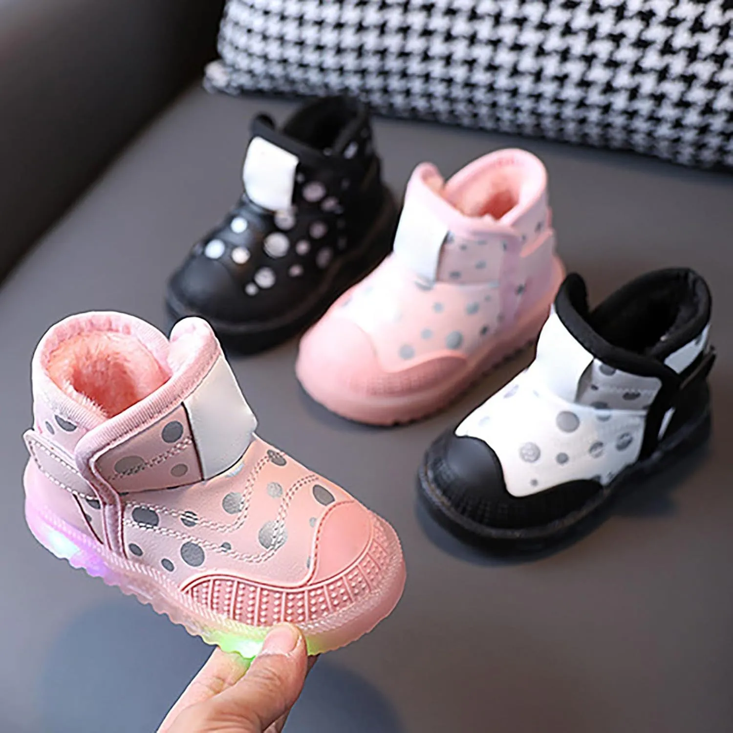 Kids LED Light Up Shoes Baby Girls Boys Breathable Flashing Slip-On Sneakers Shiny Luminous Trainers for Toddler Gifts