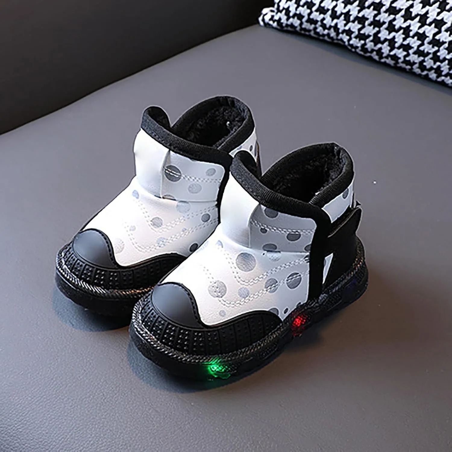 Kids LED Light Up Shoes Baby Girls Boys Breathable Flashing Slip-On Sneakers Shiny Luminous Trainers for Toddler Gifts