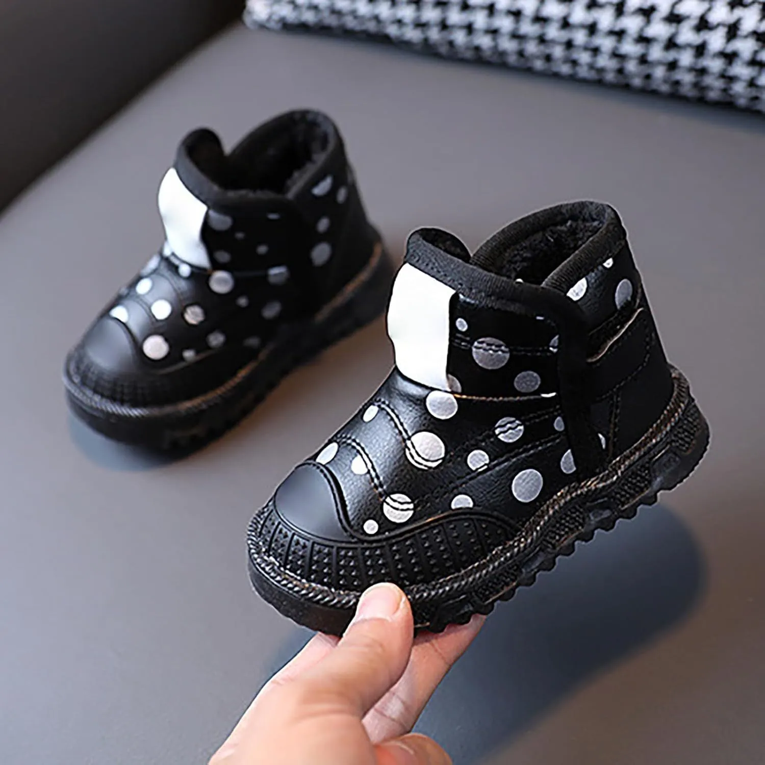Kids LED Light Up Shoes Baby Girls Boys Breathable Flashing Slip-On Sneakers Shiny Luminous Trainers for Toddler Gifts