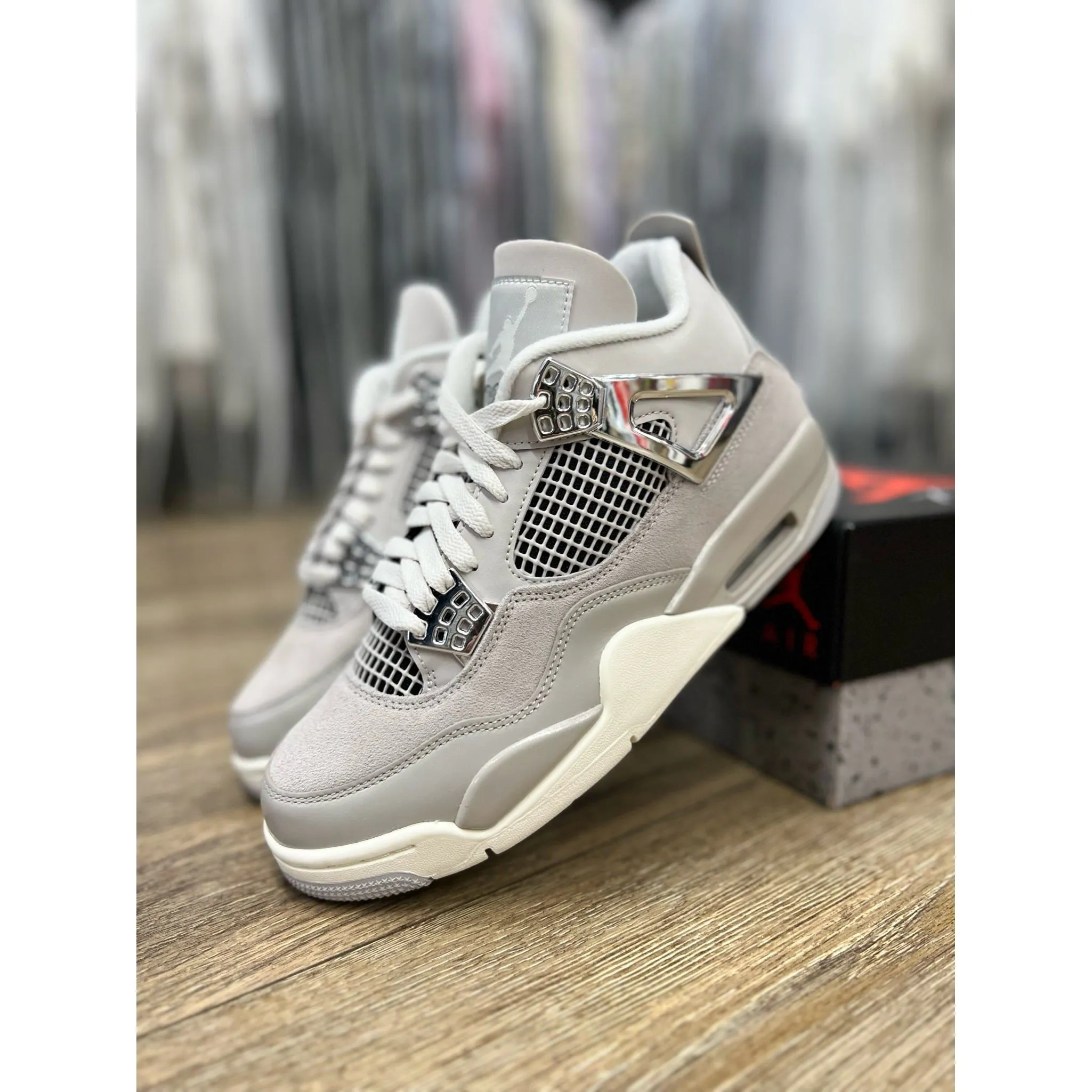 Jordan 4 Retro Frozen Moments (W) padded shoes running for cultural events