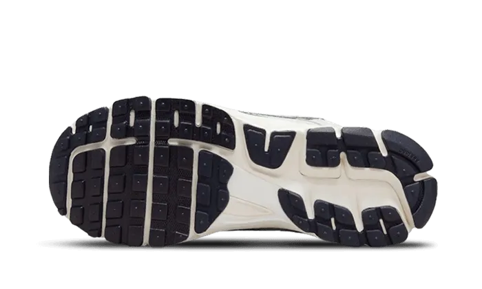 moisture - wicking shoes Zoom Vomero 5 Photon Dust