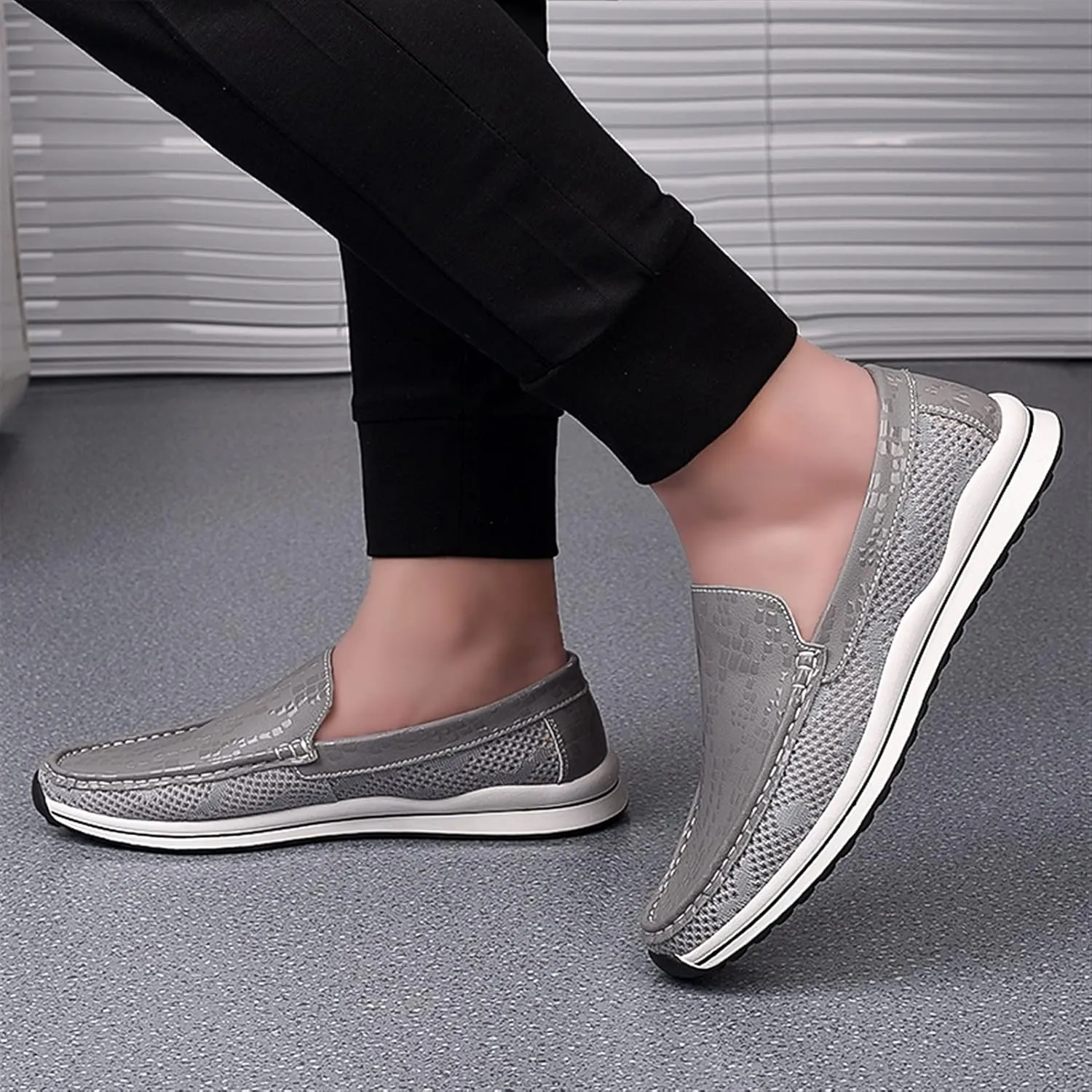 Men's Loafers Round Toe Breathable Lightweight Driving Loafers Flat Heel Lightweight Slip Resistant Party Slip-ons