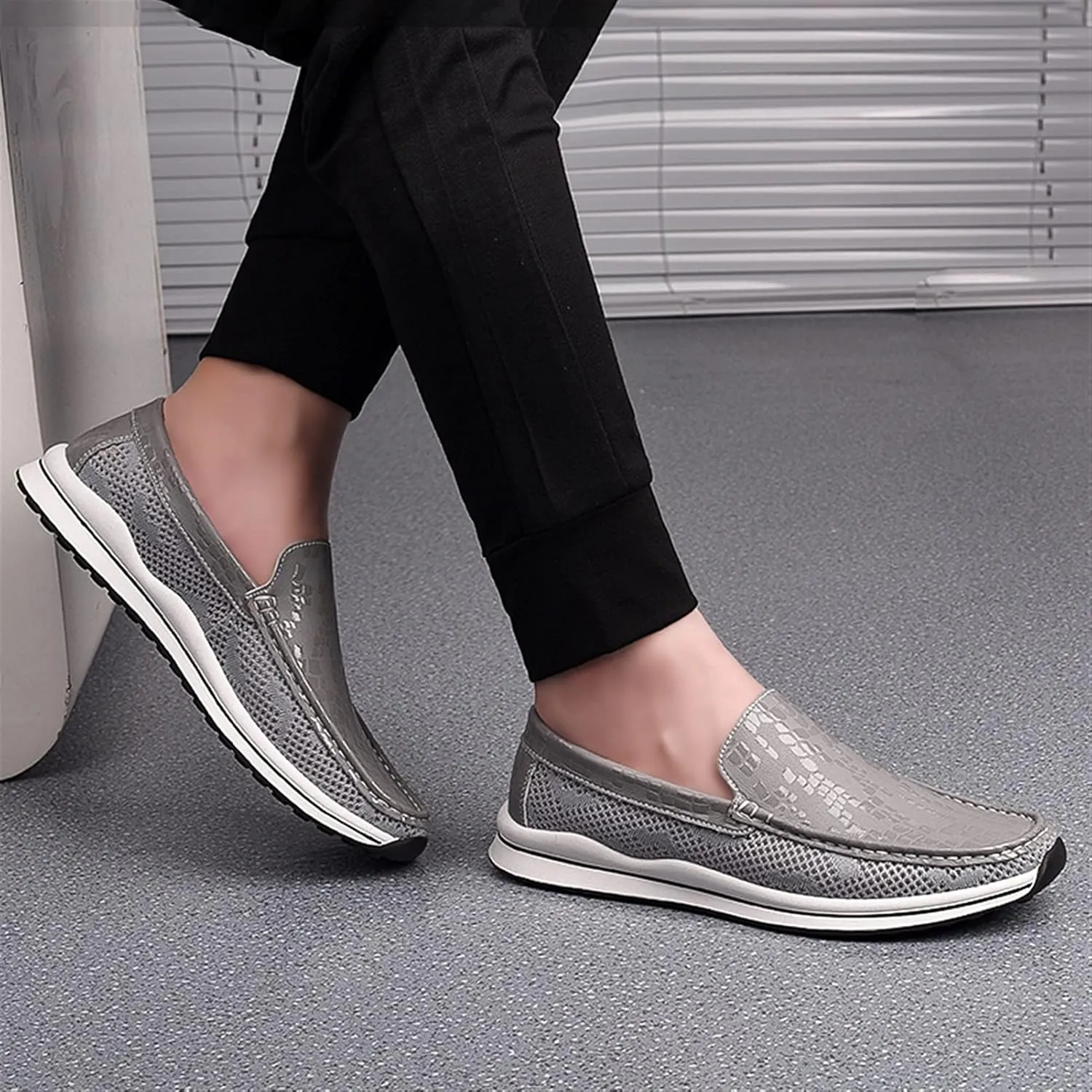 Men's Loafers Round Toe Breathable Lightweight Driving Loafers Flat Heel Lightweight Slip Resistant Party Slip-ons