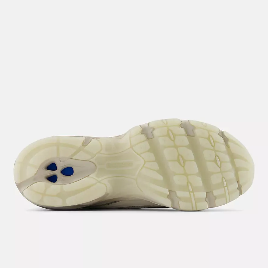 New Balance 740 Moonbeam avec Arid Stone et Black Eco Friendly Dye Torsion Stability Systems