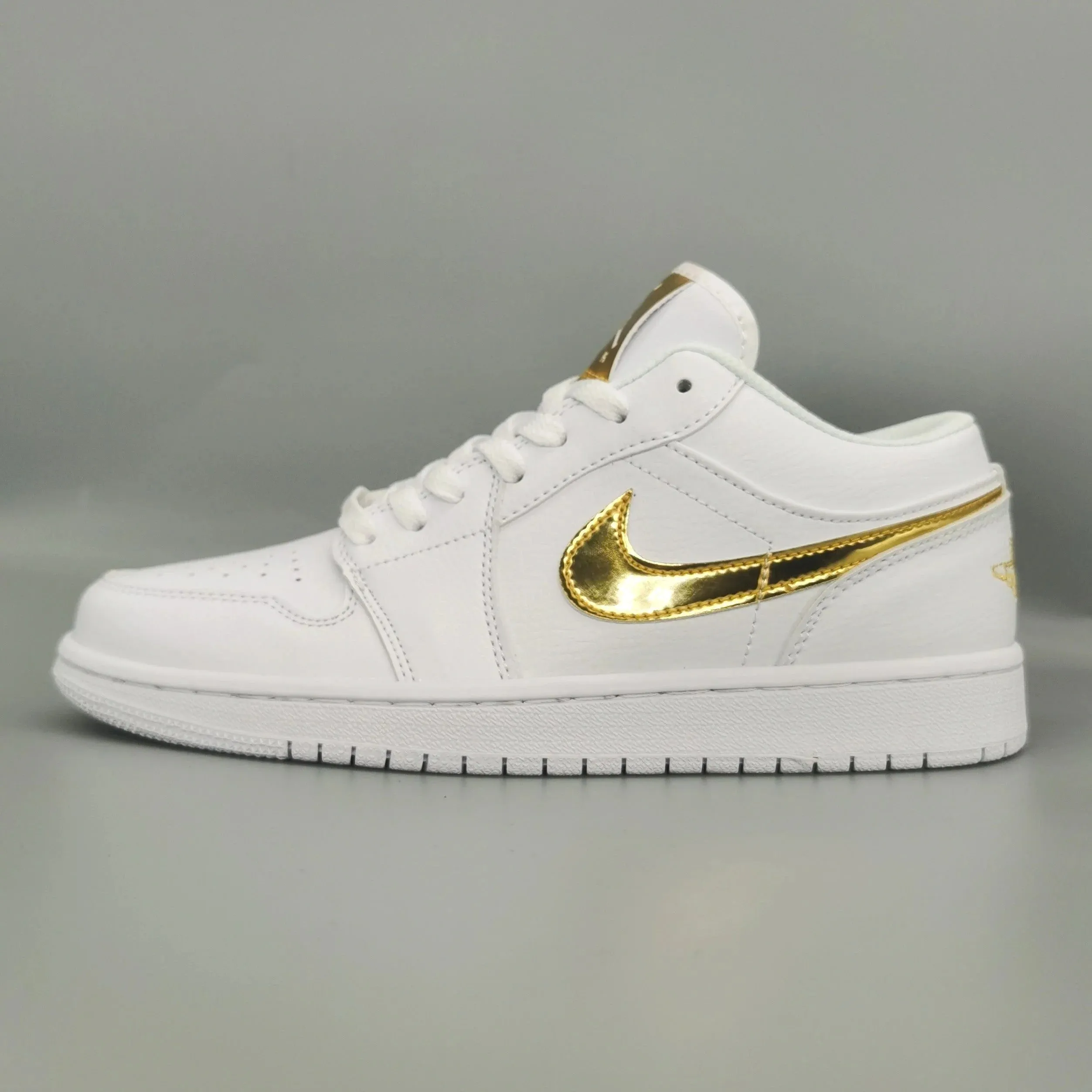 Nike Air Jordan 1 Low SE White/White/Metallic Gold Light cushion