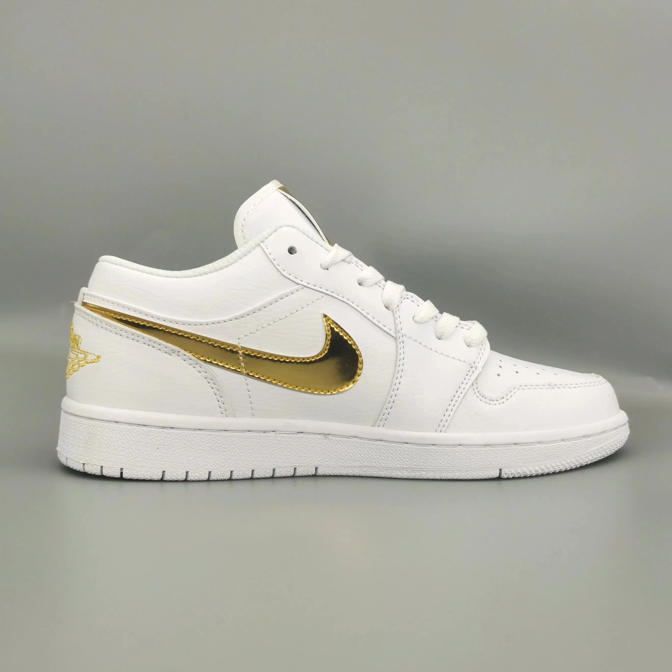 Athletic Support Nike Air Jordan 1 Low SE White/White/Metallic Gold