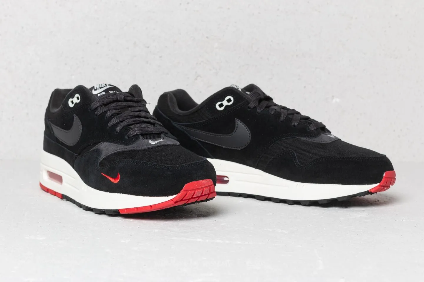 Nike AIR MAX 1 PREMIUM Gym ready High Traction Outsole