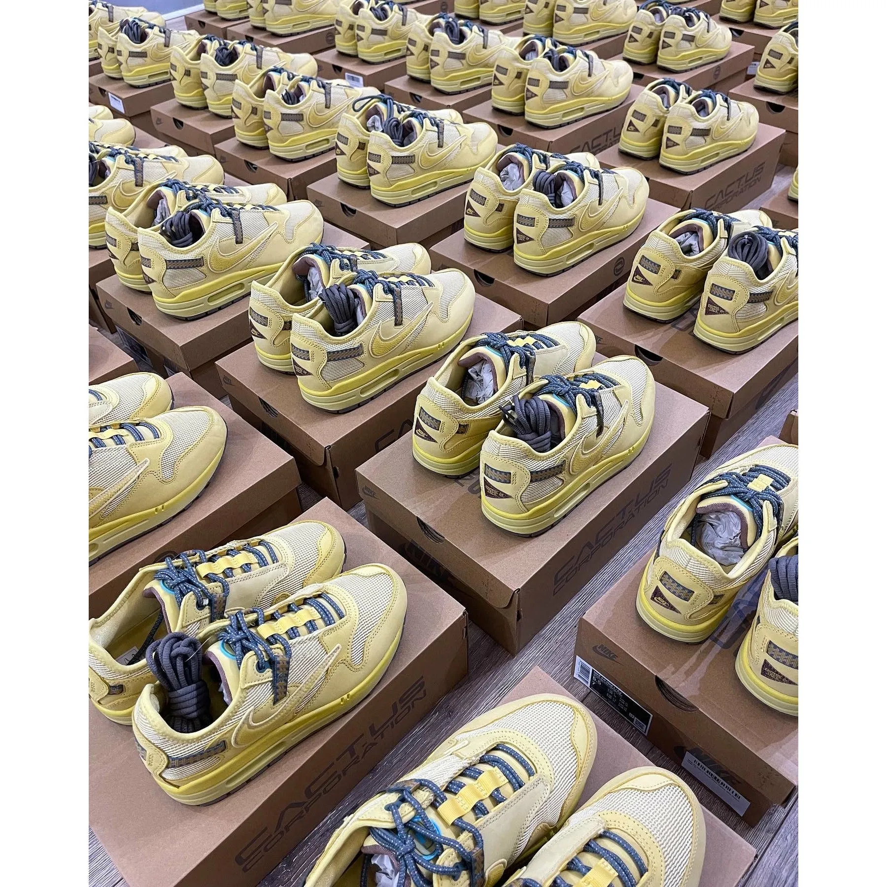 Foam Response Nike Air Max 1 Travis Scott Cactus Jack Saturn Gold