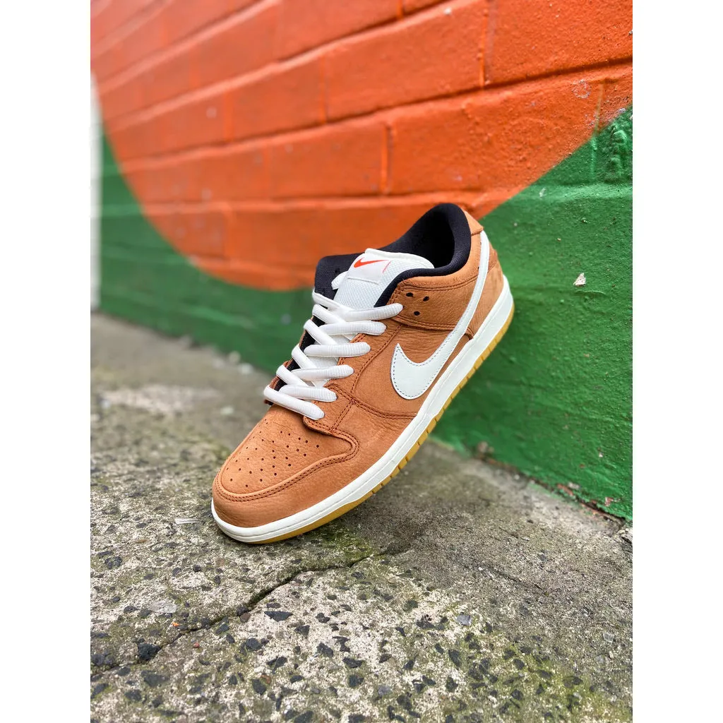 Steady walk Nike SB Dunk Low Pro Dark Russet