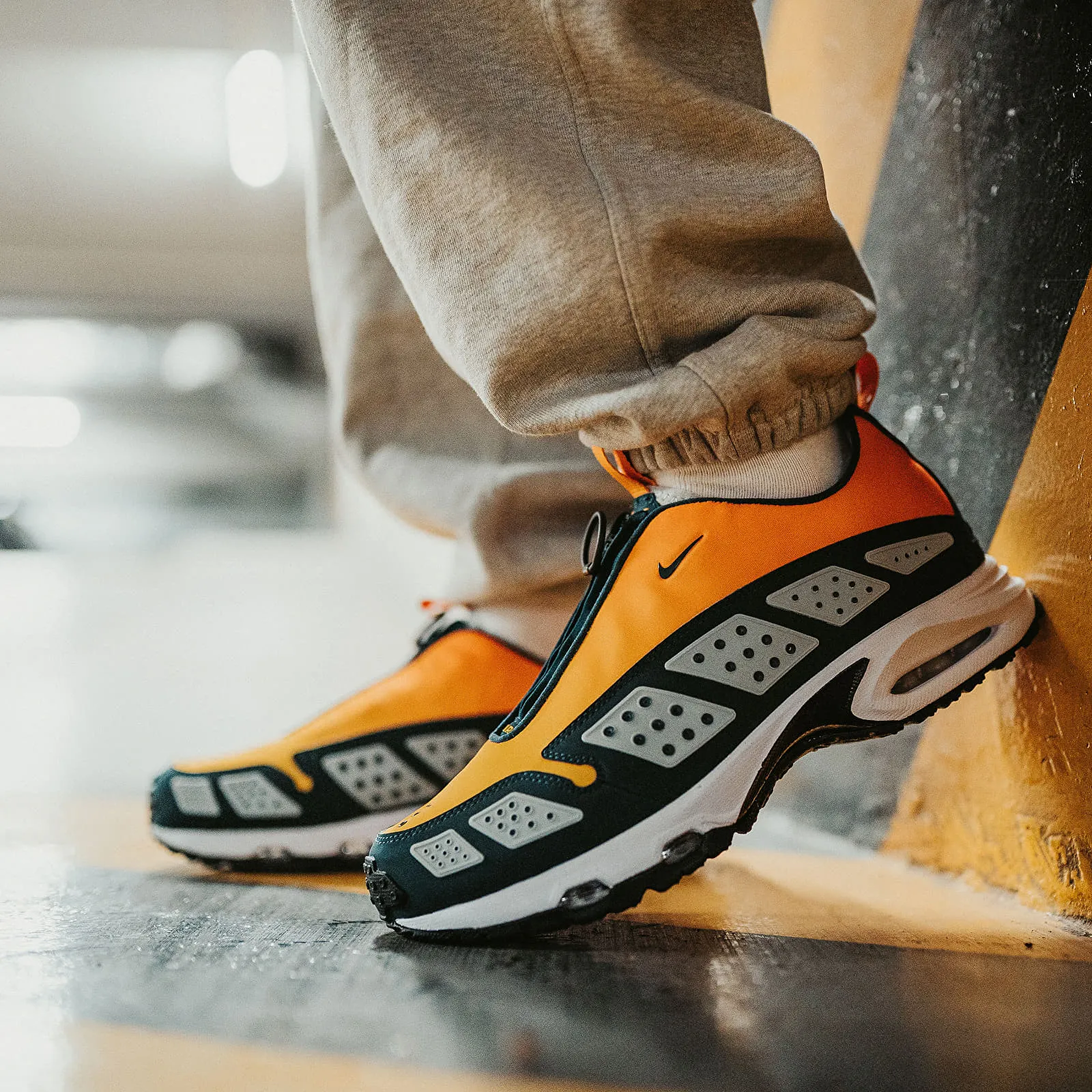 NIKE W Air Max SNDR "Canyon Gold" High Rebound Cushion