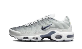 Air Max Plus Sail Grey Flexible Groove Patterns