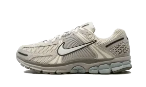 running in a roundabout area shoes Zoom Vomero 5 Light Orewood Brown Armory Blue