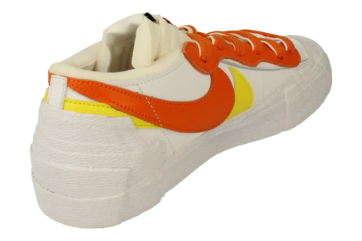 flexible outsole running shoes Nike Blazer Low / Sacai Mens Trainers DD1877 100