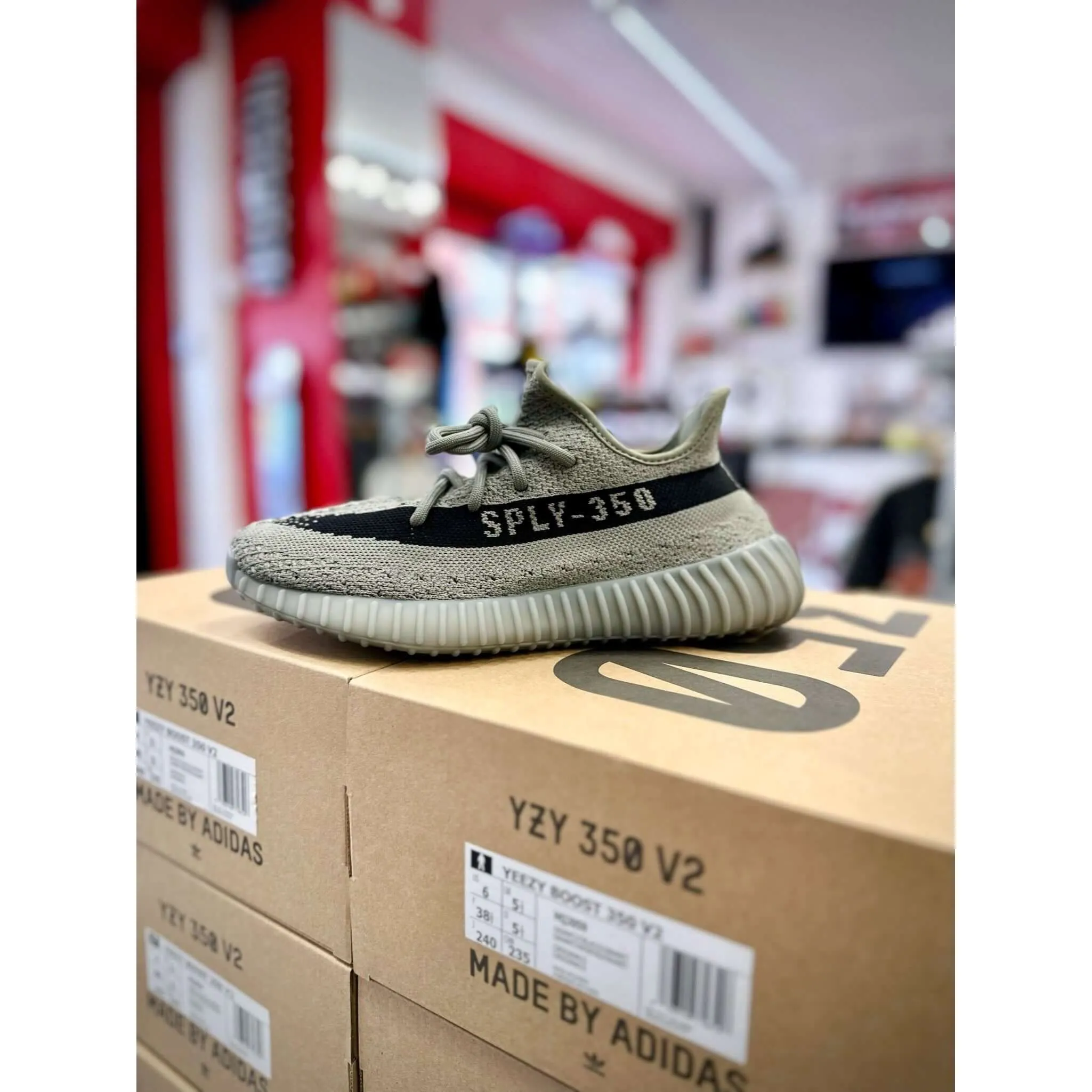 Refresh Walk adidas Yeezy Boost 350 V2 Granite