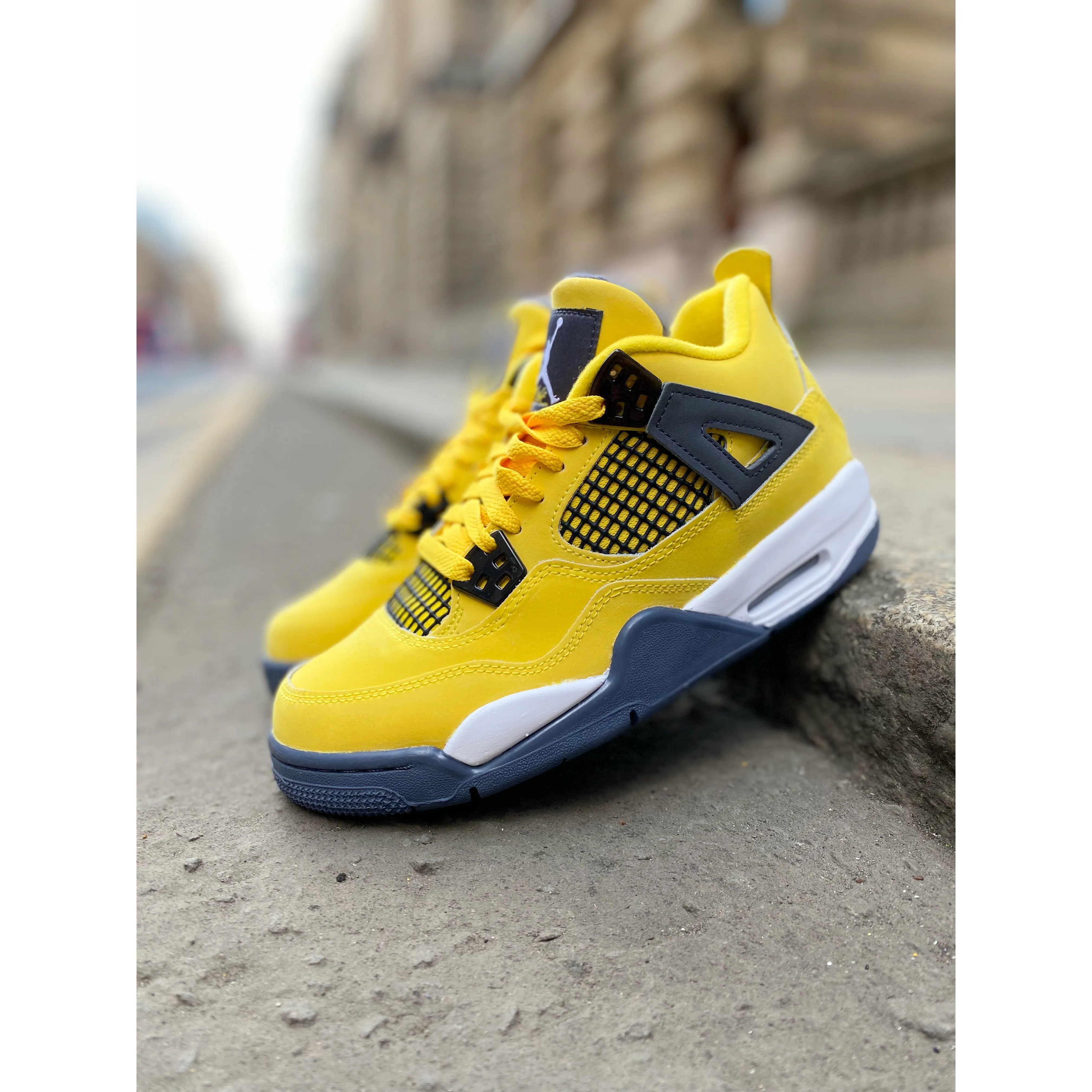 Jordan 4 Retro Lightning (2021) low - arch Rainy Day