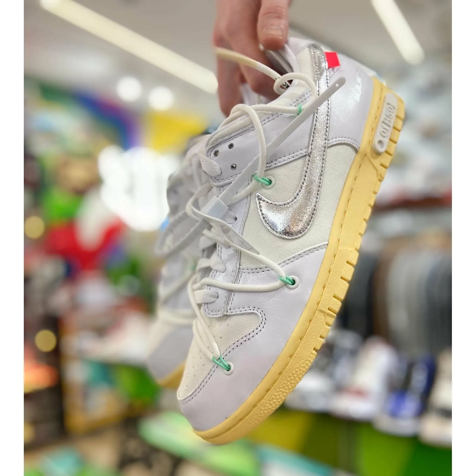 Nike Dunk Low Off-White Lot 1 post - run stretch