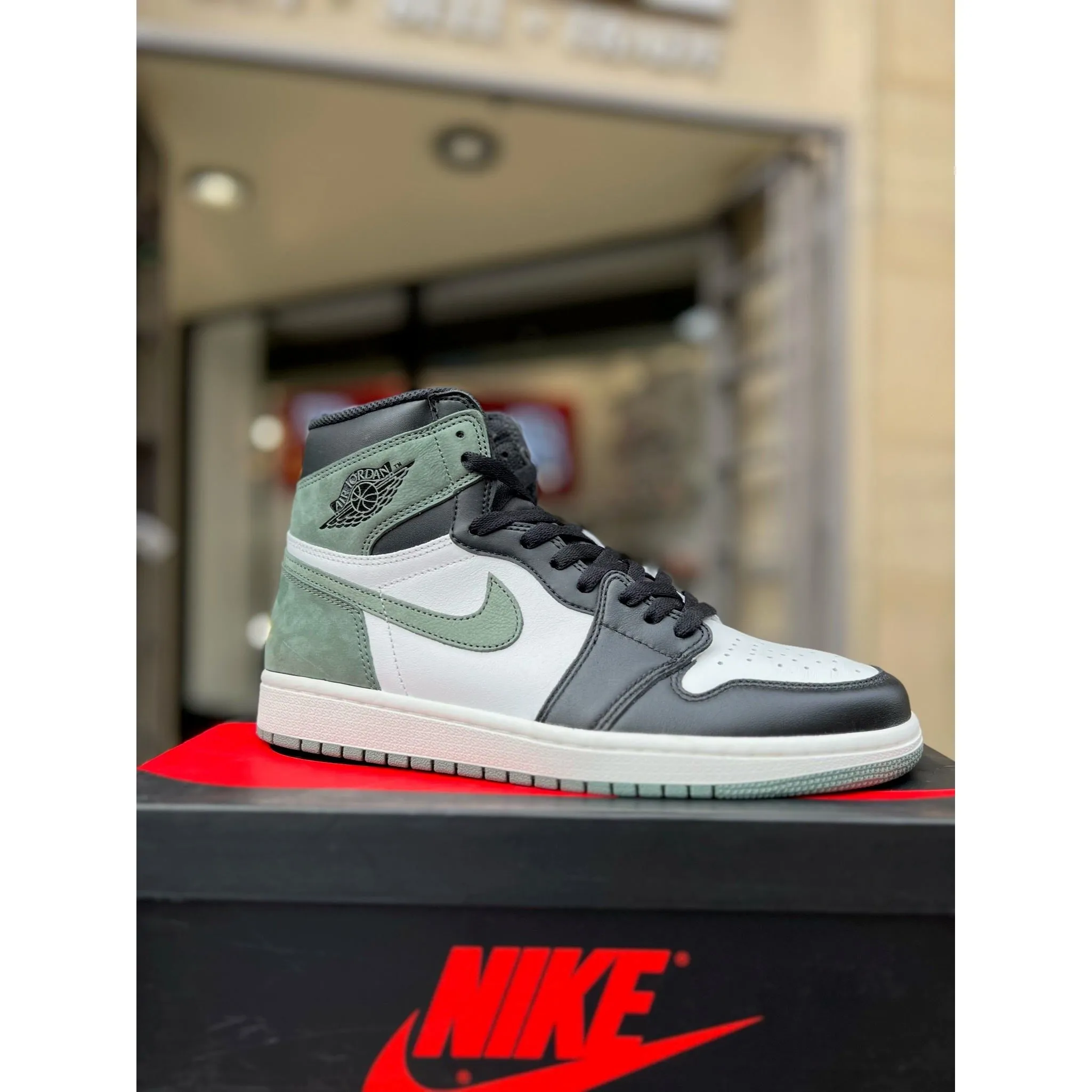 Jordan 1 Retro High Clay Green narrow - fit running shoes Breathable mesh