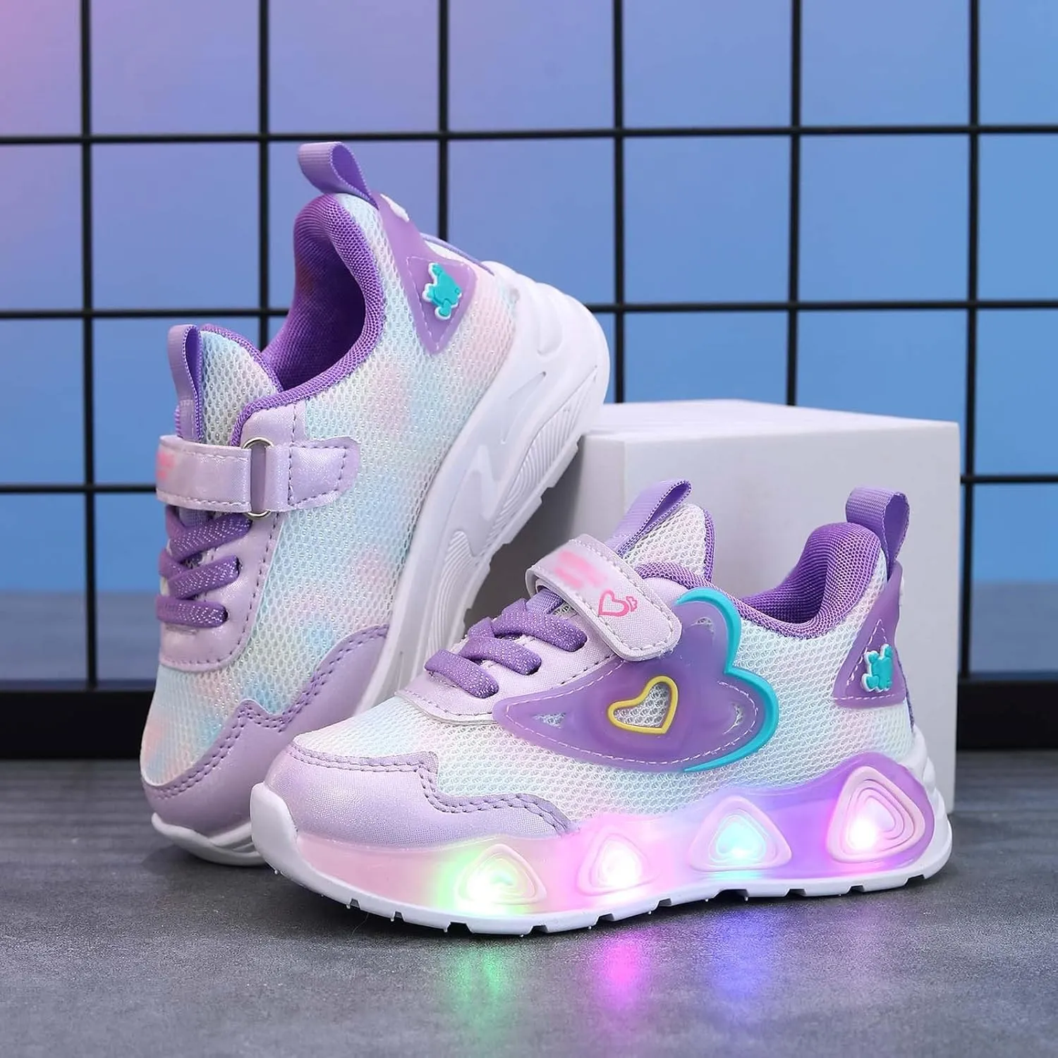 Sneakers for Girls Fashion Light Up Breathable Running Shoes for Girls Walking Sports Flashing Shoes with Anti-Slip Sole
