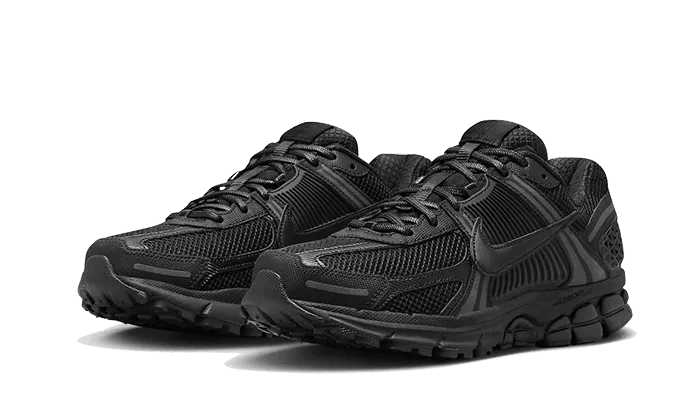Vomero 5 Triple Black traction shoes