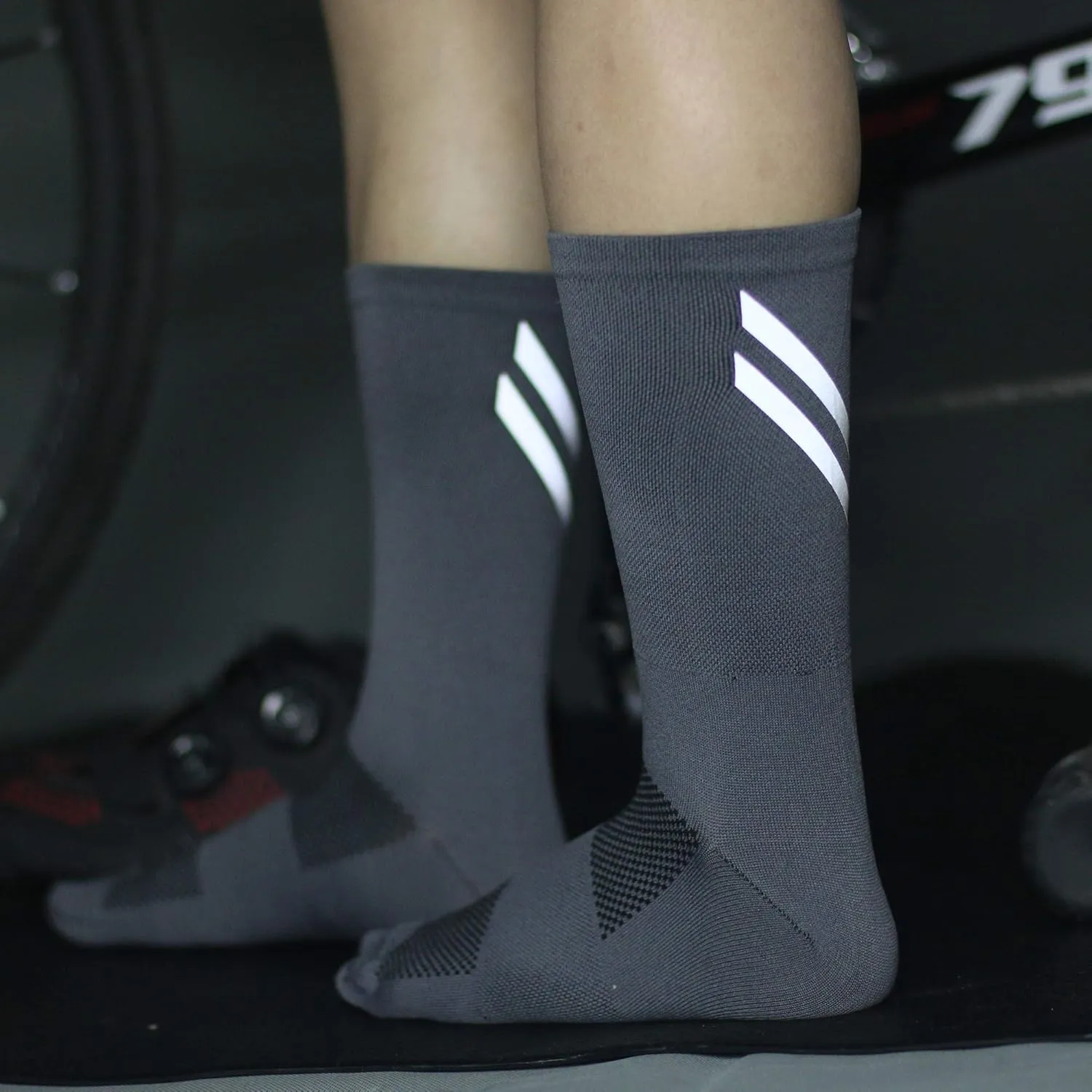 VWU Mens Womens Sports Socks Athletic Socks for Running Cycling Basketball Hiking Crew