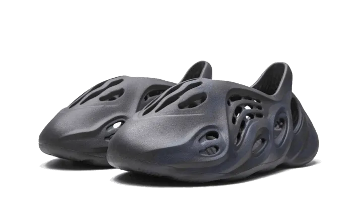 Yeezy Foam RNNR Mineral Blue Airport Style